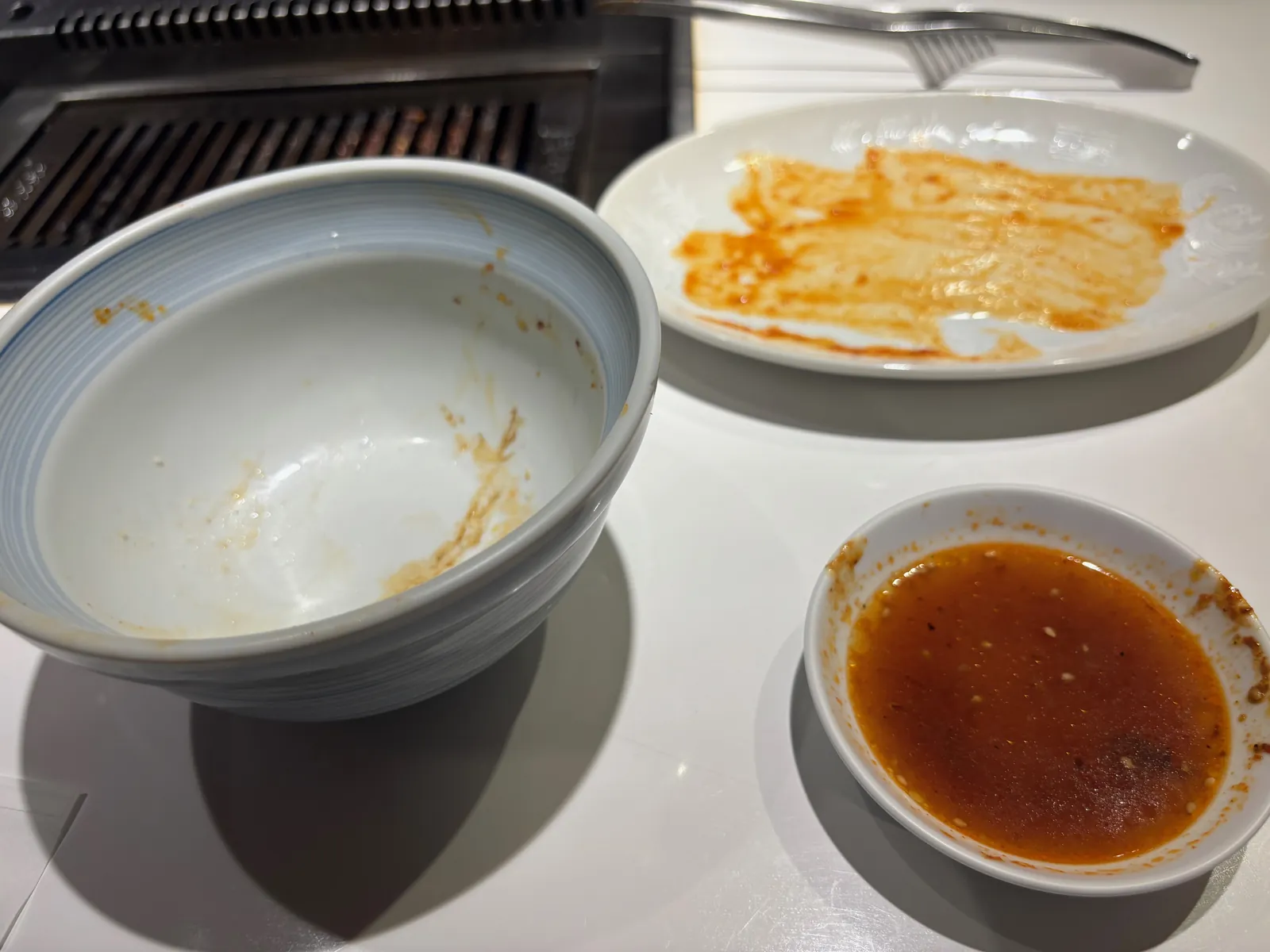 食べ終わった空の器とたれの器
