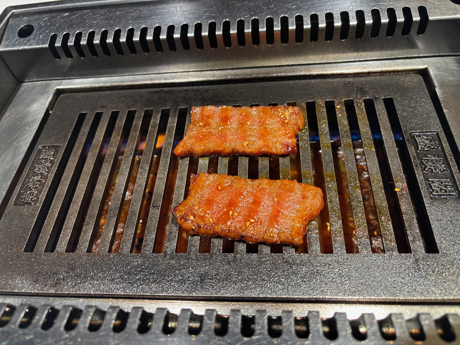 網の上で焼かれている極上ロース、別アングル
