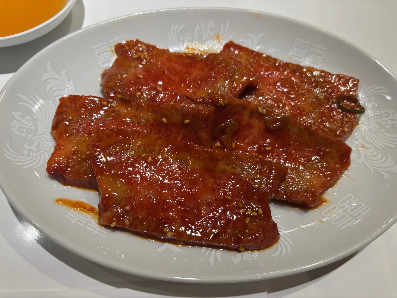焼く前の極上ロース肉が皿に並んでいる