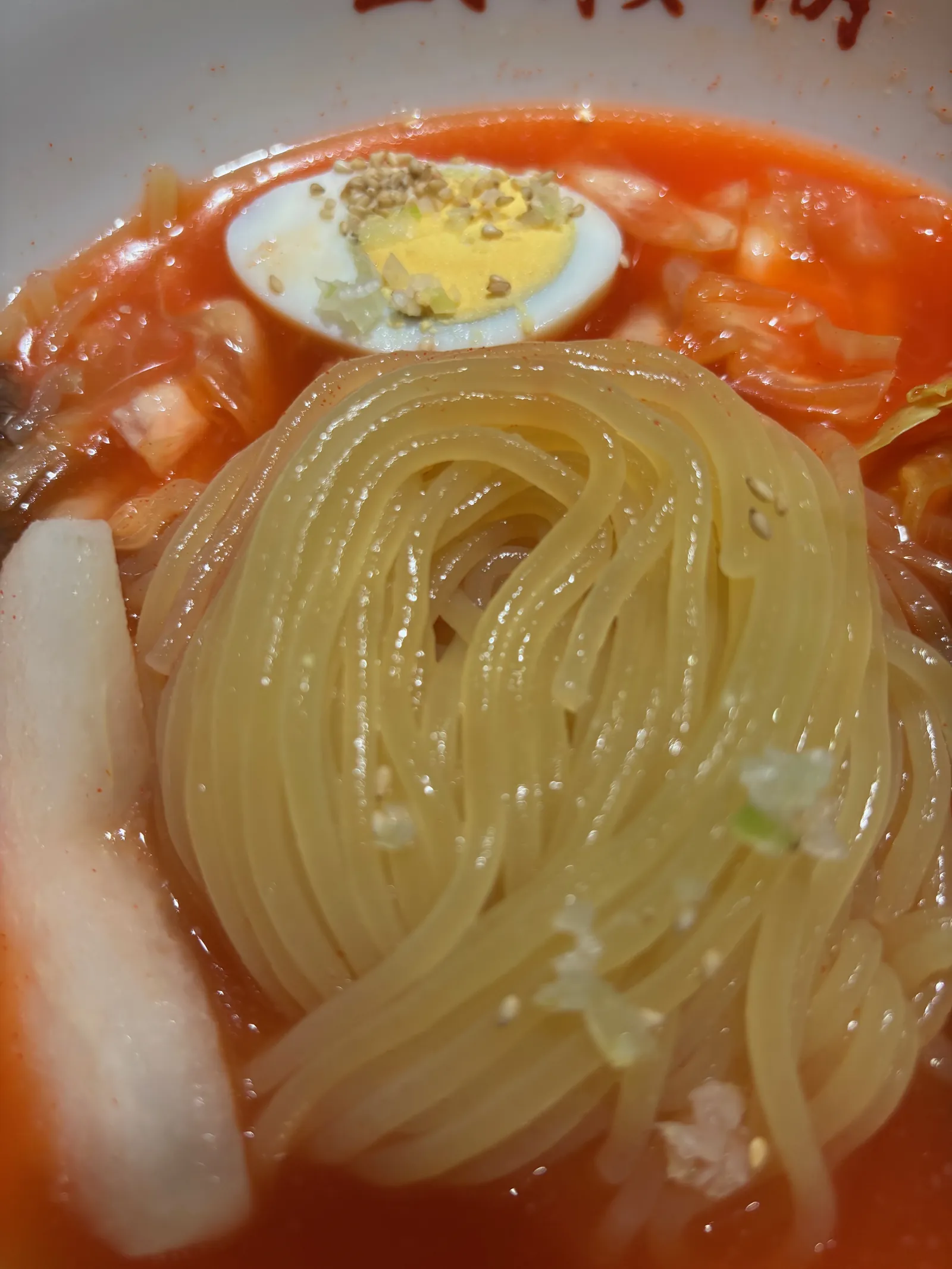 盛岡冷麺の麺を箸で持ち上げた写真