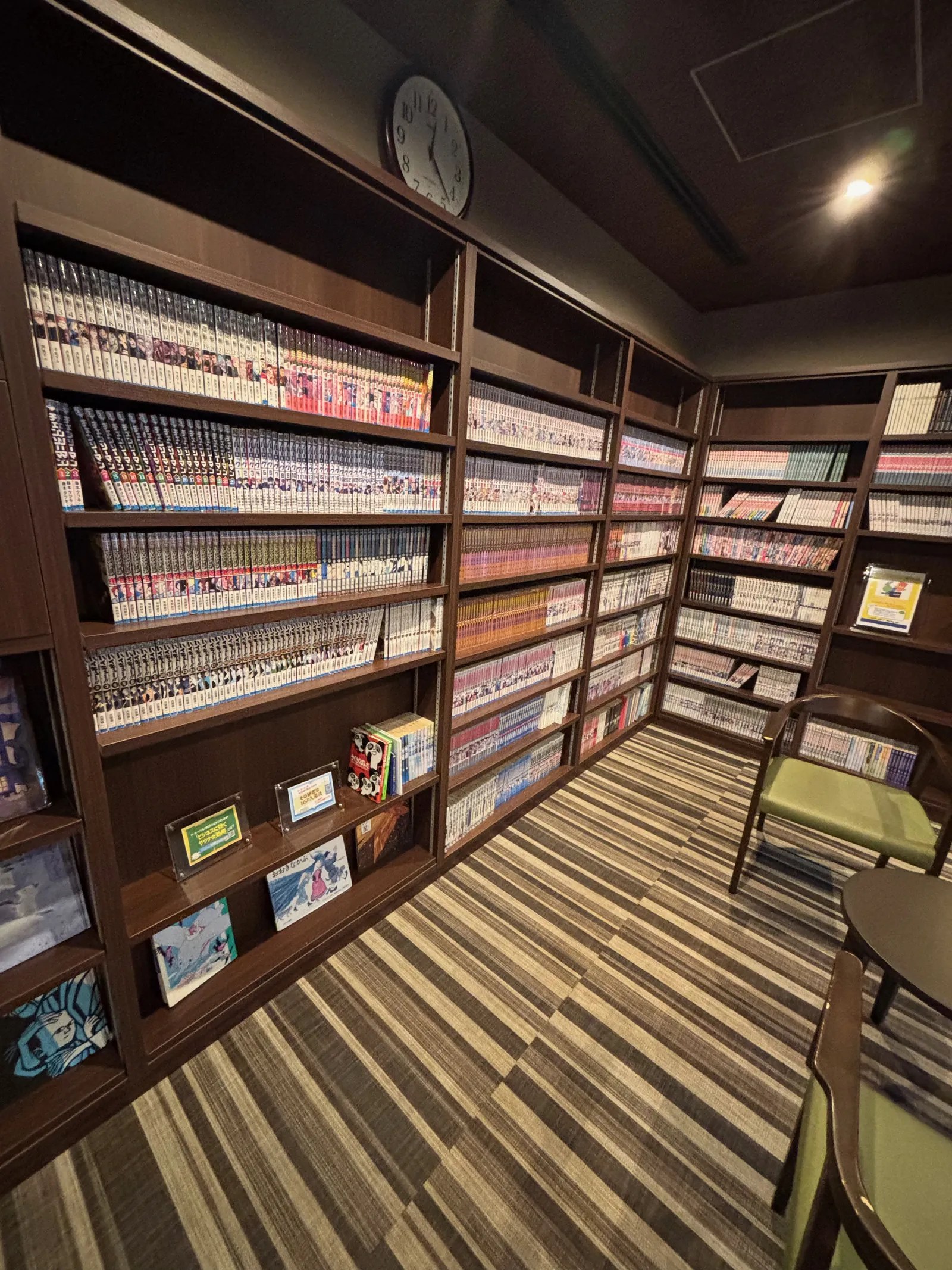 湯上がり処の壁一面に並ぶ漫画の棚