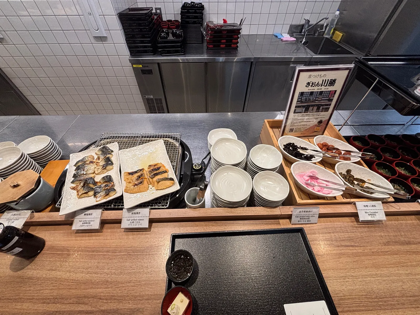 朝食会場のビュッフェカウンター。小鉢料理が並んでいる