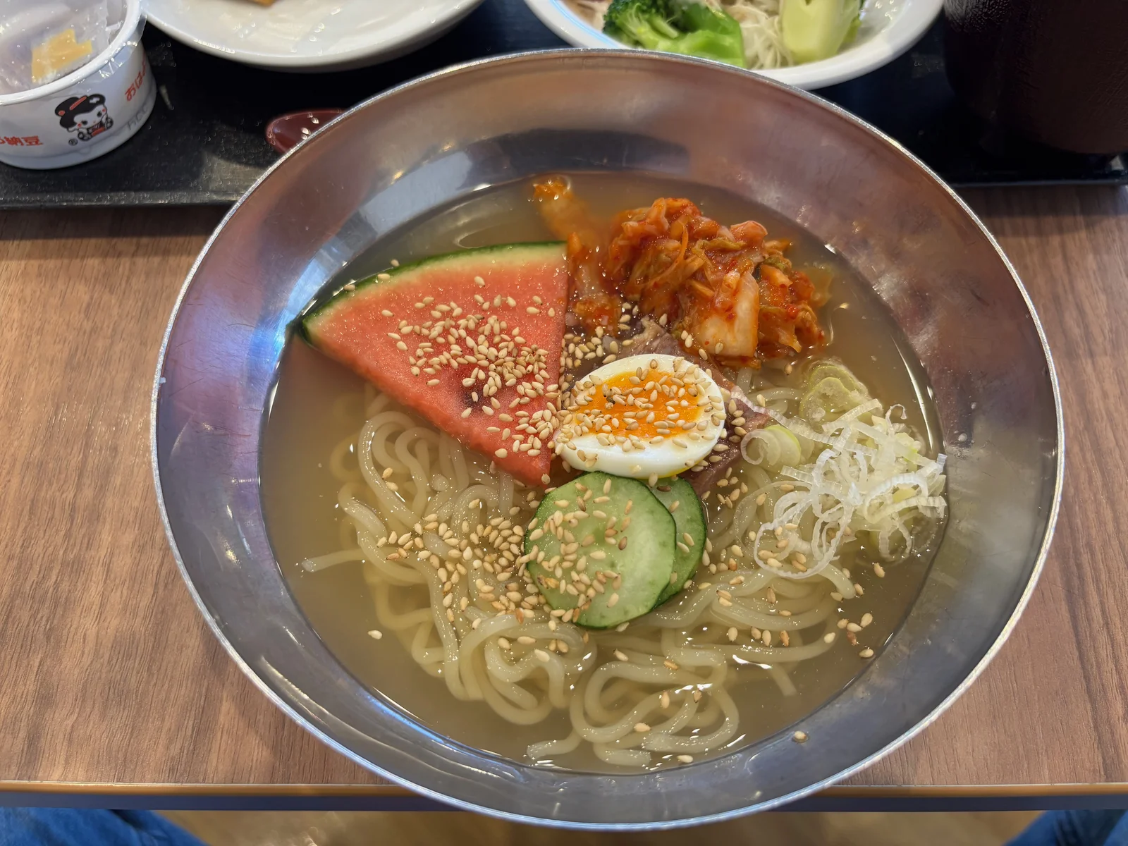 朝食で取った盛岡冷麺。スイカ、きゅうり、味付け卵、キムチがのっている