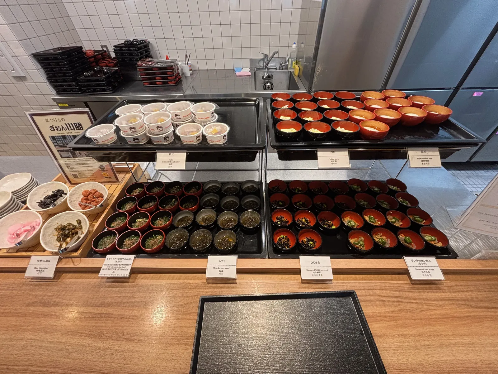 小鉢に入った汁物や漬物が並ぶビュッフェ台