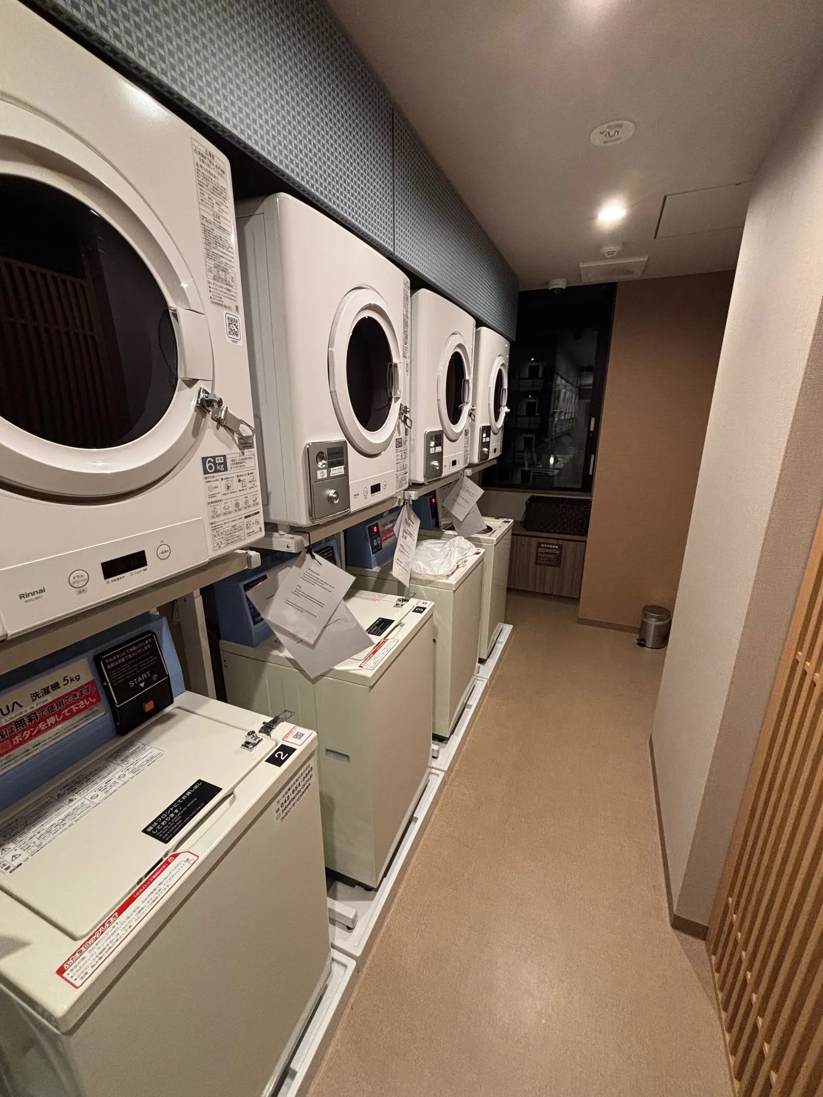 並んだ洗濯機と乾燥機