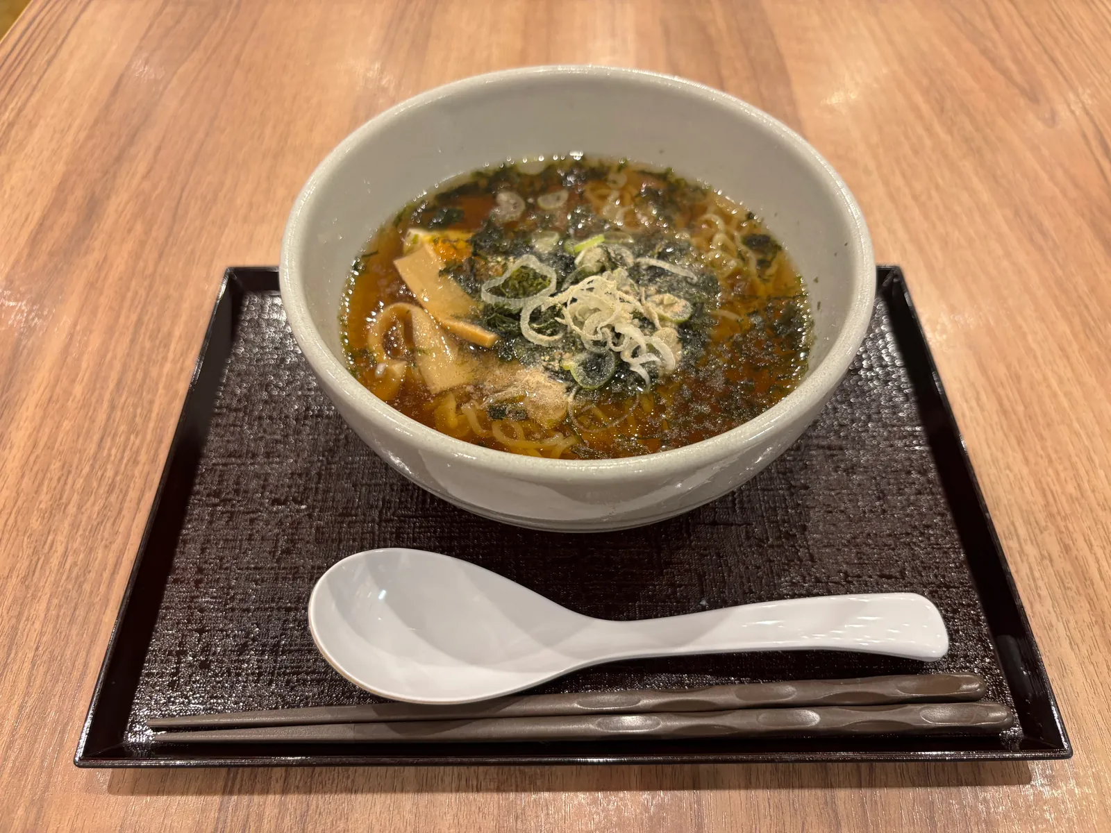 トレーに乗った夜鳴きそば。醤油ラーメンに刻み海苔がのっている